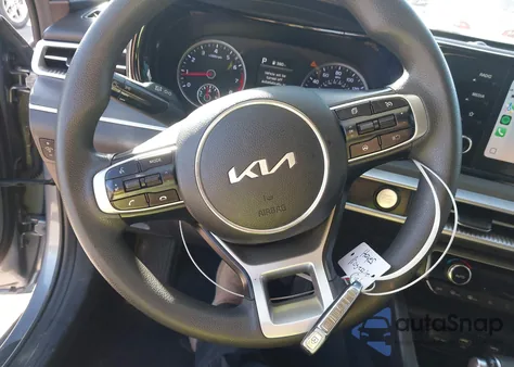 2022 Kia K5 Lxs z USA, uszkodzony, nr VIN 5XXG14J22NG098022